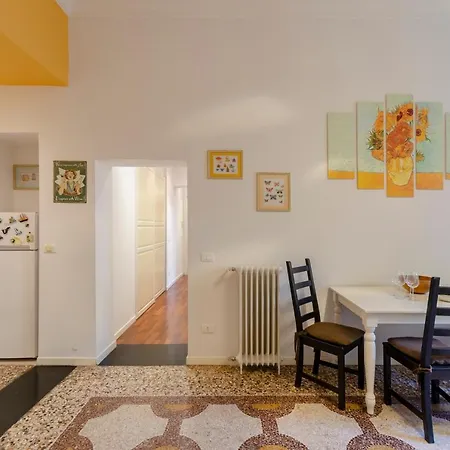 Joivy Colorful Apt For 6, 5 Mins From Piazza Corvetto Gênes
