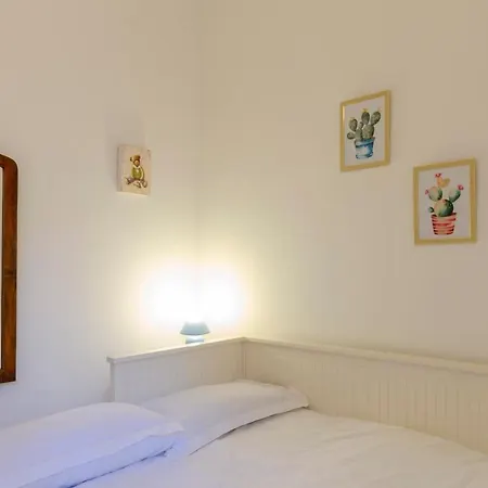 Joivy Colorful Apt For 6, 5 Mins From Piazza Corvetto Gênes